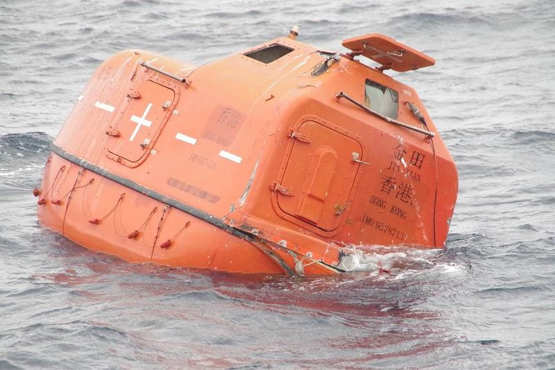 &copy; Reuters. Bote salva-vidas perto do local em que cargueiro afundou na costa do Japão
25/01/2023. Courtesy of 7th Regional Coast Guard Headquarters - Japan Coast Guard/Handout via REUTERS