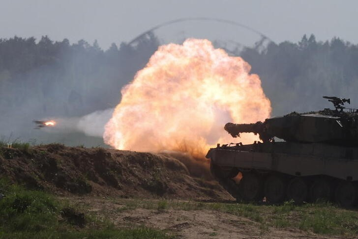 &copy; Reuters. Imagen de archivo de un tanque Leopard 2PL polaco disparando durante el ejercicio militar de la OTAN Defender Europe 2022 en el campo militar de Bemowo Piskie, cerca de Orzysz, Polonia. 24 mayo 2022. REUTERS/Kacper Pempel