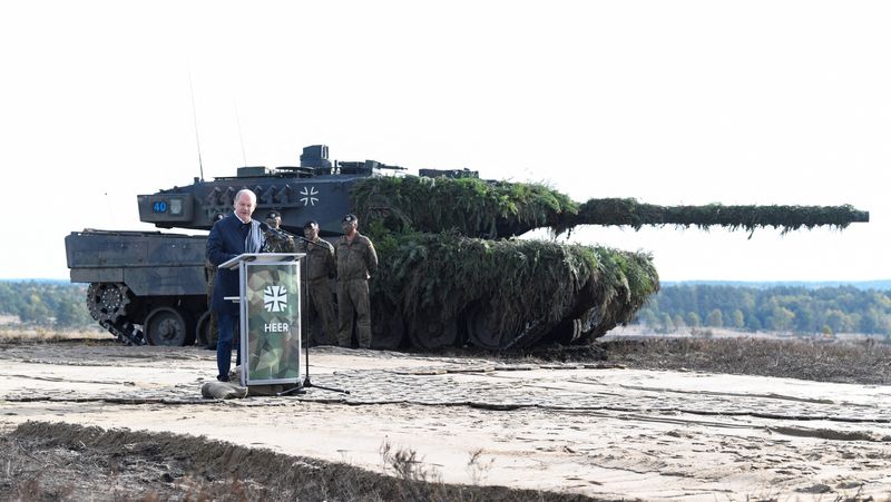 © Reuters. Le chancelier allemand Olaf Scholz prononce un discours devant un char Leopard 2 lors d'une visite dans une base militaire de la Bundeswehr de l'armée allemande à Bergen, en Allemagne. /Photo prise le 17 octobre 2022/REUTERS/Fabian Bimmer