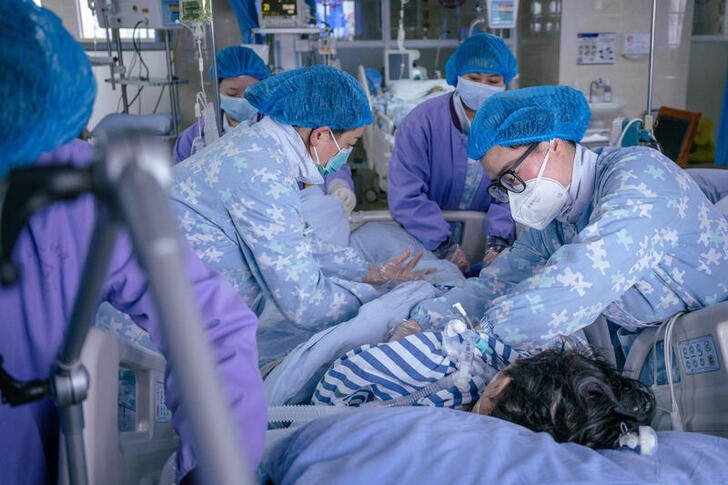 &copy; Reuters. Imagen de archivo de trabajadores médicos atendiendo a un paciente de COVID en la unidad de cuidados intensivos del Hospital Popular del Distrito de Pengshan, en Meishan, provincia de Sichuan, China. 21 enero 2023. cnsphoto vía Reuters. ATENCIÓN EDITOR