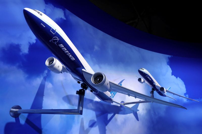 Boeing reports loss, but first positive free cash flow since 2018