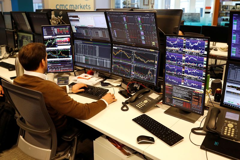 &copy; Reuters. Un trader travaille chez CMC Markets, à Londres. /Photo prise le 11 avril 2019/REUTERS/Peter Nicholls