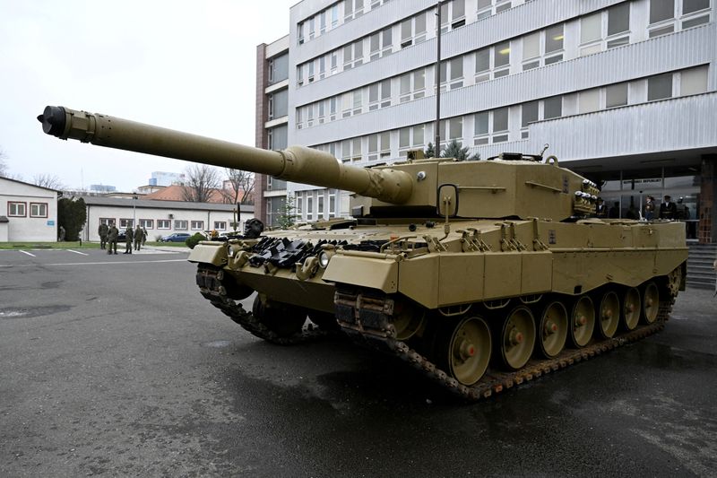 &copy; Reuters. دبابة ليوبارد الألمانية ضمن صفقة مع سلوفاكيا في هذه الصورة التي التقطت يوم 19 ديسمبر كانون الأول 2022. تصوير: رادوفان ستوكلاسا-رويترز.