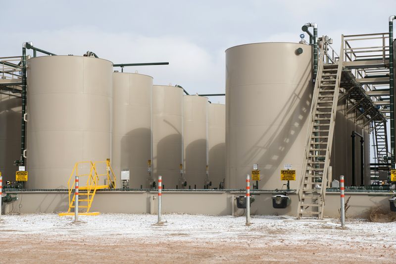 &copy; Reuters. FILE PHOTO: Storage tanks for oil and water removed from wells stand at a Hess site near Williston, North Dakota November 12, 2014.  REUTERS/Andrew Cullen 