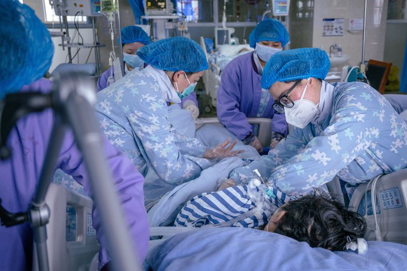&copy; Reuters. Equipe de saúde atende paciente de Covid-19 em hospital de Meishan, na China
21/01/2023
cnsphoto via REUTERS 