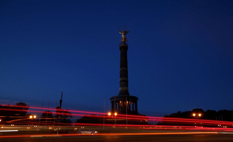 &copy; Reuters. FILE PHOTO: Cars make their way past the Victory Column shows a reduced lighting to save energy due to Russia's invasion of Ukraine in Berlin, Germany August 6, 2022. REUTERS/Lisi Niesner/File Photo