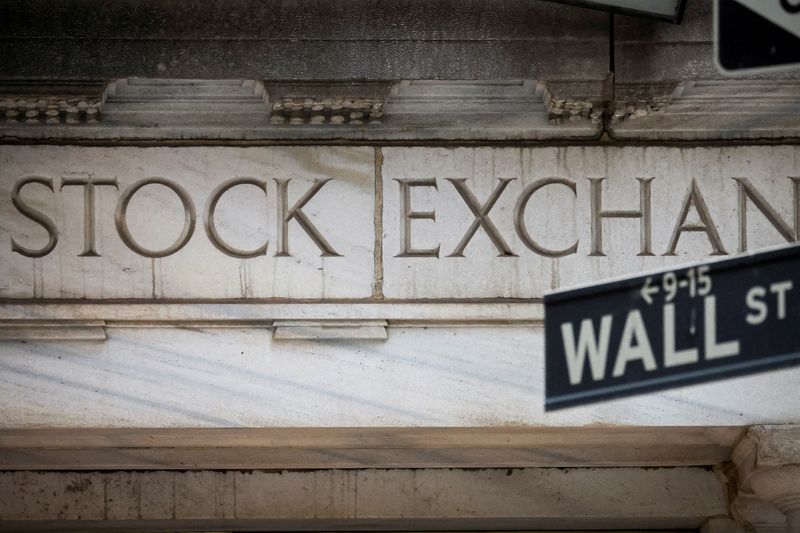 &copy; Reuters. Panneau indiquant Wall Street devant la bourse de New York. /Photo prise le 15 novembre 2022/REUTERS/Brendan McDermid