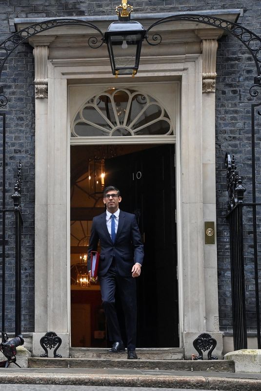 &copy; Reuters. رئيس الوزراء البريطاني ريشي سوناك خارج مقر الحكومة في لندن يوم الاربعاء. تصوير: توبي ميلفيل - رويترز. 