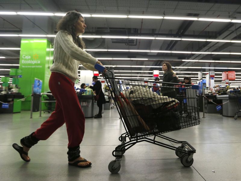 &copy; Reuters. Clientes fazem compras em supermercado em Buenos Aires
01/08/2014
REUTERS/Enrique Marcarian 