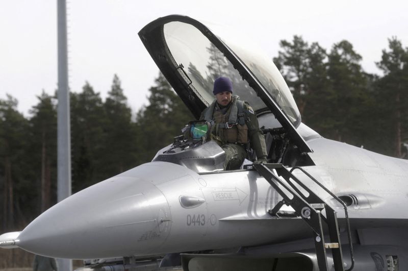 &copy; Reuters. FILE PHOTO: A U.S. Air Force 510th Fighter Squadron pilot leaves his F-16 fighter in Amari air base March 26, 2015. REUTERS/Ints Kalnins