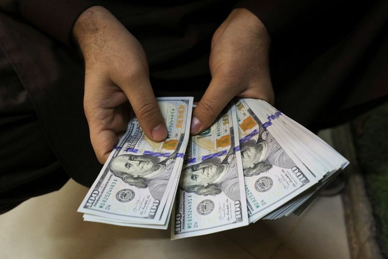 &copy; Reuters. أوراق نقد من فئة المئة دولار في شركة للصرافة في بيشاور بباكستان يوم الاربعاء. تصوير: فايز عزيز - رويترز. 