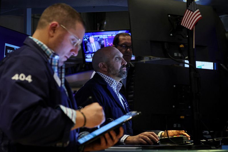 © Reuters. Traders work on the floor of the New York Stock Exchange (NYSE) in New York City, U.S., October 7, 2022. REUTERS/Brendan McDermid