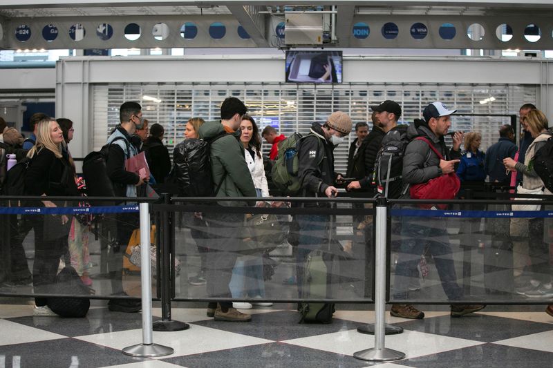 &copy; Reuters. FILE PHOTO: assengers wait for the resumption of flights at O'Hare International Airport after the Federal Aviation Administration (FAA) had ordered airlines to pause all domestic departures due to a system outage, in Chicago, Illinois, U.S., January 11, 