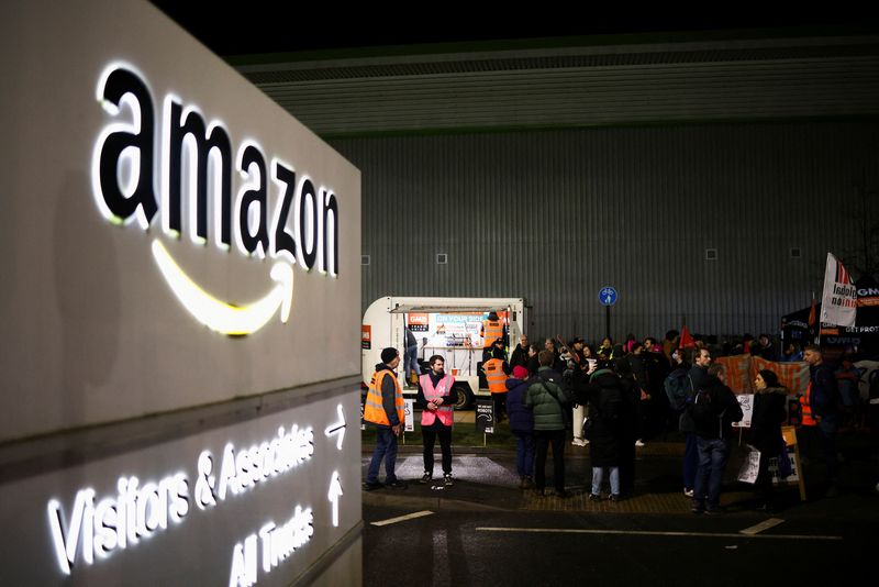 © Reuters. People take part in a rally in support of Amazon workers' on strike, outside the Amazon warehouse, in Coventry, Britain, January 25, 2023. REUTERS/Henry Nicholls