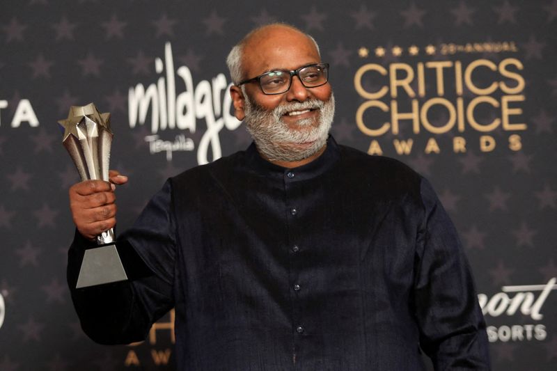 © Reuters. M. M. Keeravani posa com o prêmio Critics Choice Awards de Melhor Canção por 