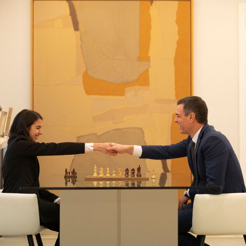 Iranian chess player who competed without hijab meets with Spanish PM