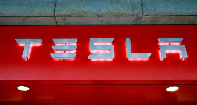 &copy; Reuters. Le logo du constructeur automobile américain Tesla à Zurich. /Photo prise le 14 juillet 2016/REUTERS/Arnd Wiegmann