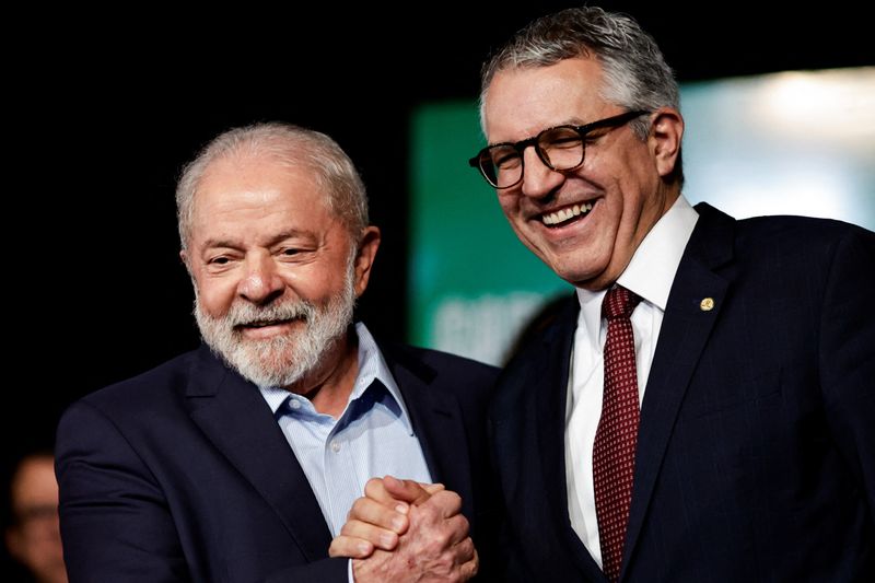 &copy; Reuters. Padilha e Lula se cumprimentam ainda durante a transição do governo
22/12/2022
REUTERS/Ueslei Marcelino