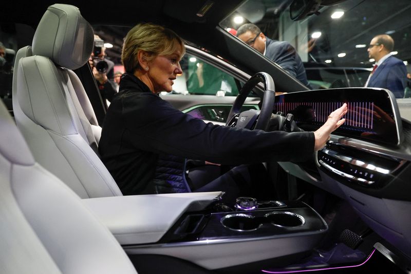 &copy; Reuters. U.S. Energy Secretary Jennifer Granholm views an electric Cadillac LYRIQ 450E on a visit to the Washington Auto Show in Washington, U.S. January 25, 2023.  REUTERS/Jonathan Ernst