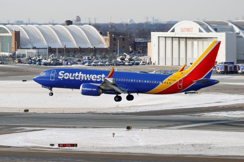 © Reuters. FILE PHOTO: A Southwest Airlines jetliner lands at Chicago Midway International Airport in Chicago, Illinois, U.S., December 27, 2022.  REUTERS/Kamil Krzaczynski//File Photo