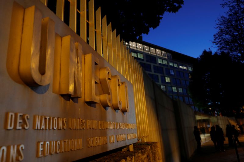 &copy; Reuters. شعار منظمة منظمة الأمم المتحدة للتربية والعلم والثقافة (اليونسكو) أمام مقرها في باريس بصورة من أرشيف رويترز.
