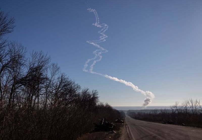 &copy; Reuters. Des traces de missiles sont visibles dans le ciel, dans la région du Donbass, en Ukraine. /Photo prise le 25 janvier 2023/REUTERS/Oleksandr Ratushniak