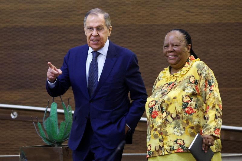 © Reuters. FILE PHOTO: South Africa's Foreign Minister Naledi Pandor and Russia's Foreign Minister Sergei Lavrov speak ahead of a bilateral meeting, in Pretoria, South Africa, January 23, 2023. REUTERS/Siphiwe Sibeko/File Photo