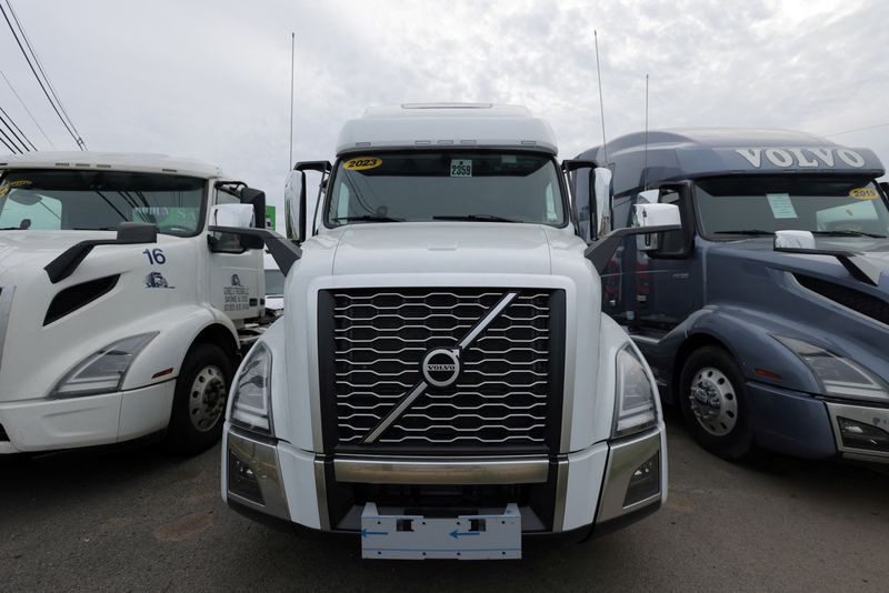 © Reuters. FILE PHOTO: Volvo trucks are seen for sale in Linden, New Jersey, U.S., May 23, 2022. REUTERS/Andrew Kelly/File Photo