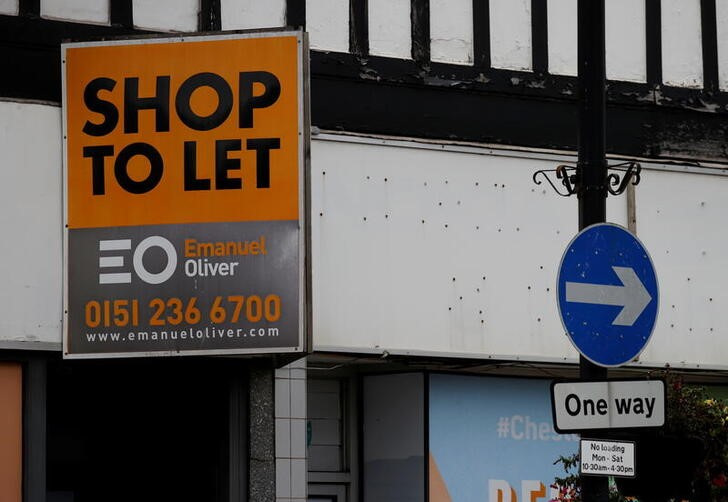 © Reuters. FILE PHOTO: A 'To Let' sign is seen outside a closed retail unit in the centre of Chester, Britain, October 26, 2021. REUTERS/Phil Noble