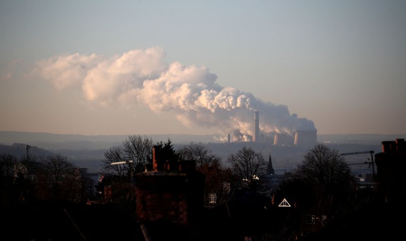 &copy; Reuters. FOTO DE ARCHIVO: Una columna de vapor y humo se eleva desde la central de carbón de Ratcliffe-on-Soar, Reino Unido, el 1 de diciembre de 2017. REUTERS/Hannah McKay