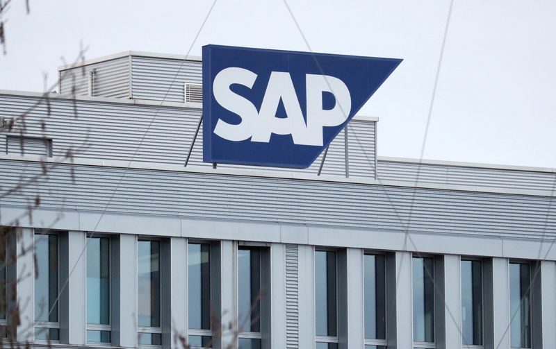 © Reuters. FILE PHOTO: The logo of German software group SAP is pictured at the headquarters of SAP (Schweiz) AG in Regensdorf, Switzerland January 22, 2021.   REUTERS/Arnd Wiegmann/File Photo