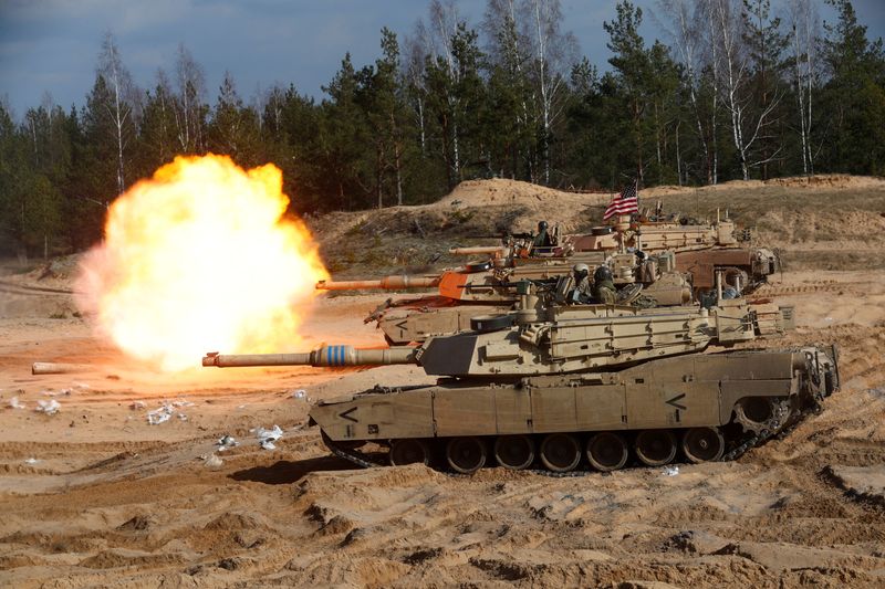 &copy; Reuters. Un carro armato M1A1 Abrams dell'esercito statunitense fa fuoco durante un'esercitazione militare ad Adazi, in Lettonia, 26 marzo 2021. REUTERS/Ints Kalnins/File Photo