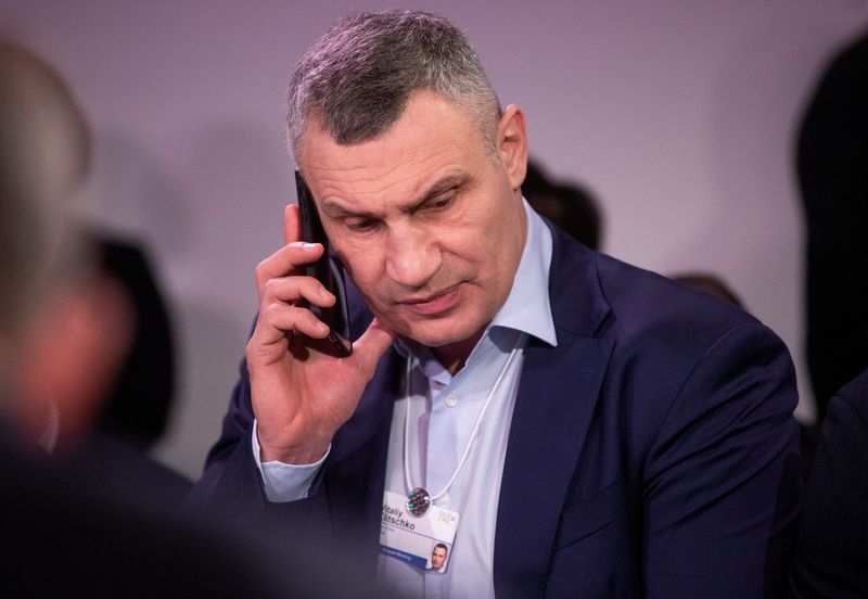 © Reuters. فيتالي كليتشكو رئيس بلدية كييف يتحدث في هاتفه المحمول قبل اجتماع على هامش فعاليات منتدى دافوس الاقتصادي بسويسرا في 18 يناير كانون الثاني 2023. تصوير : أرند فيجمان- رويترز . 