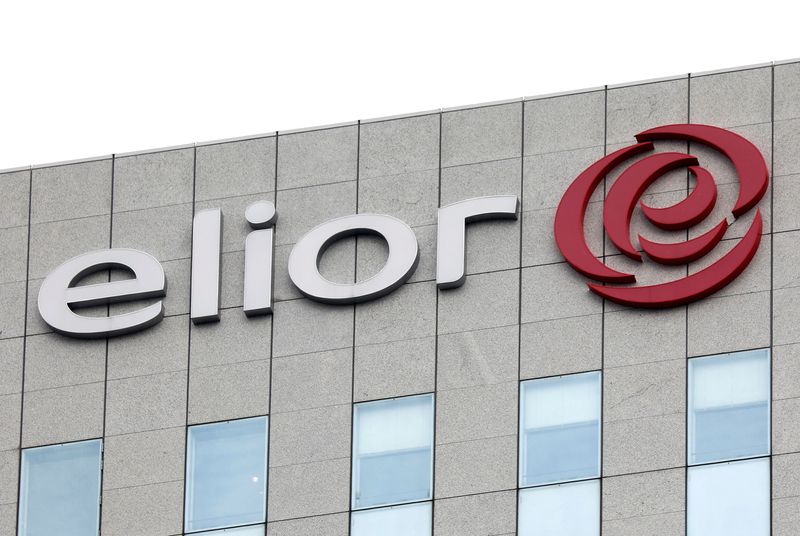 &copy; Reuters. Photo d'archives du logo d'Elior à son siège dans le quartier de la Défense à Paris. /Photo prise le 16 mai 2018/REUTERS/Charles Platiau