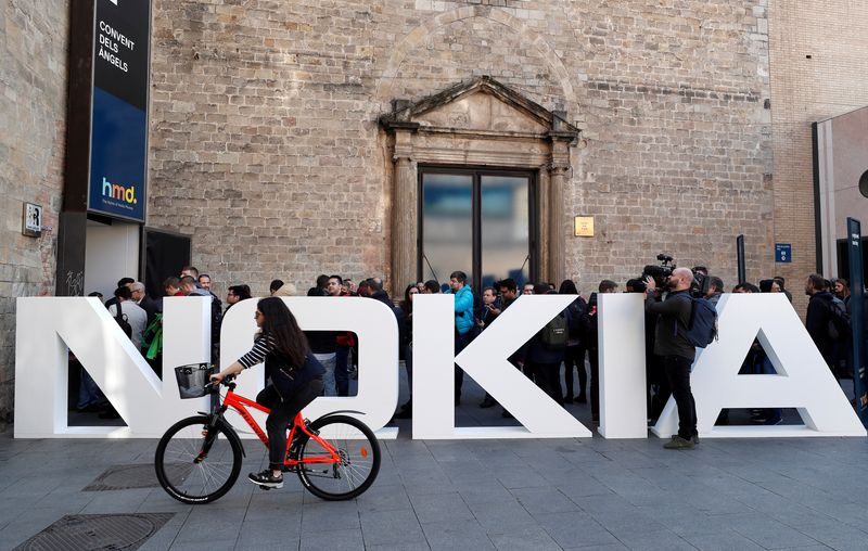 &copy; Reuters. Photo d'archives d'un cycliste passant devant un logo Nokia à Barcelone, Espagne. /Photo prise le 25 février 2018/REUTERS/Yves Herman