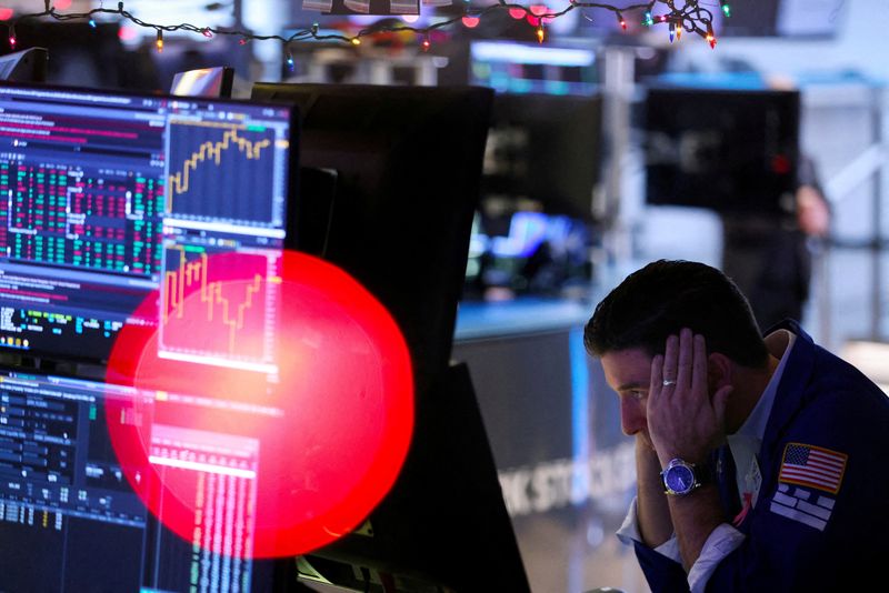 © Reuters. FILE PHOTO: A trader works on the trading floor at the New York Stock Exchange (NYSE) in New York City, U.S., December 14, 2022. REUTERS/Andrew Kelly/