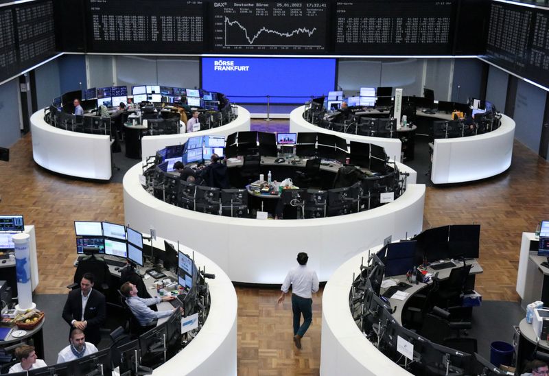 &copy; Reuters. شاشة إلكترونية تظهر حركة تداول الأسهم في مؤشر داكس الألماني في بورصة فرانكفورت يوم الأربعاء . تصوير : رويترز .  