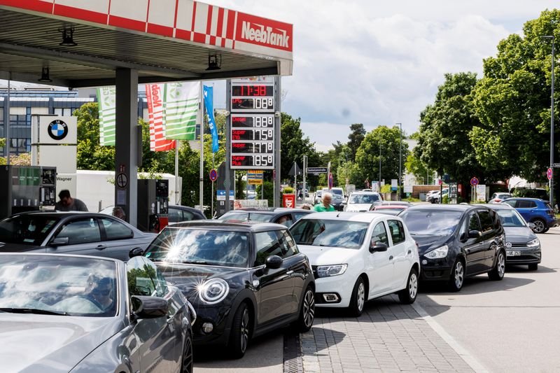 &copy; Reuters. ドイツ自動車工業会（ＶＤＡ）は２６日、半導体不足の問題に対応しなければ、世界の乗用車生産が２０２６年までに２０％減少するとの見方を示した。ミュンヘンで昨年６月撮影。（2023