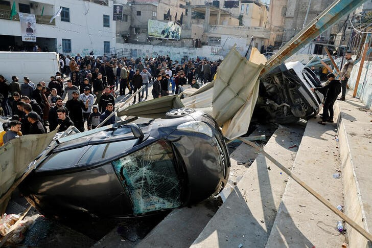 &copy; Reuters. Decenas de palestinos inspeccionan los daños generados por una operación israelí en Yenín, Cisjordania. 26 enero 2023. REUTERS/Raneen Sawafta