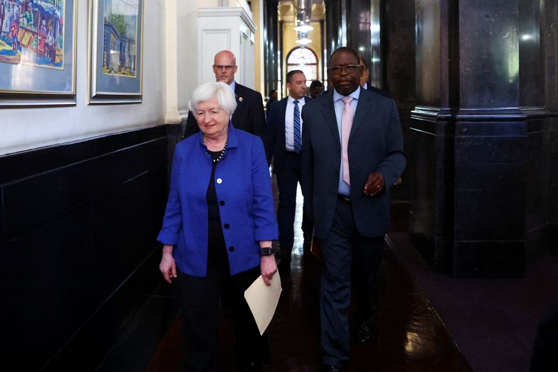 © Reuters. U.S. Treasury Secretary Janet Yellen and South Africa's Finance Minister Enoch Godongwana arrive for a briefing ahead of bilateral talks, at the treasury offices in Pretoria, South Africa, January 26, 2023. REUTERS/Siphiwe Sibeko