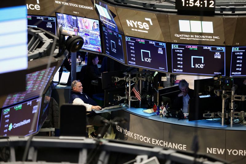 &copy; Reuters. Traders work on the trading floor at the New York Stock Exchange (NYSE) in New York City, U.S., January 25, 2023. REUTERS/Andrew Kelly