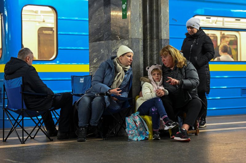 &copy; Reuters. Pessoas se abrigam em estação de metrô durante ataque de mísseis russos em Kiev
26/01/2023 REUTERS/Viacheslav Ratynskyi