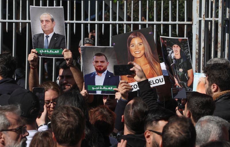 &copy; Reuters. Des gens se rassemblent à Beyrouth au Liban pour s'opposer à la révocation du juge Tarek Bitar dans l'enquête sur l'explosion meurtrière dans le port de la capitale en 2020. /Photo prise le 26 janvier 2023/REUTERS/Aziz Taher