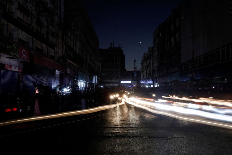 &copy; Reuters. FILE PHOTO: Vehicle lights cause light streaks on the road along a market, during country-wide power breakdown in Karachi, Pakistan January 23, 2023. REUTERS/Akhtar Soomro/File Photo
