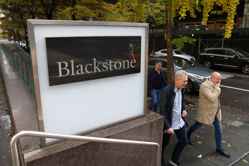 &copy; Reuters. Imagen de archivo de un letrero afuera de las oficinas de Blackstone Group en Manhattan, Nueva York, Estados Unidos. 12 de noviembre, 2021. REUTERS/Andrew Kelly