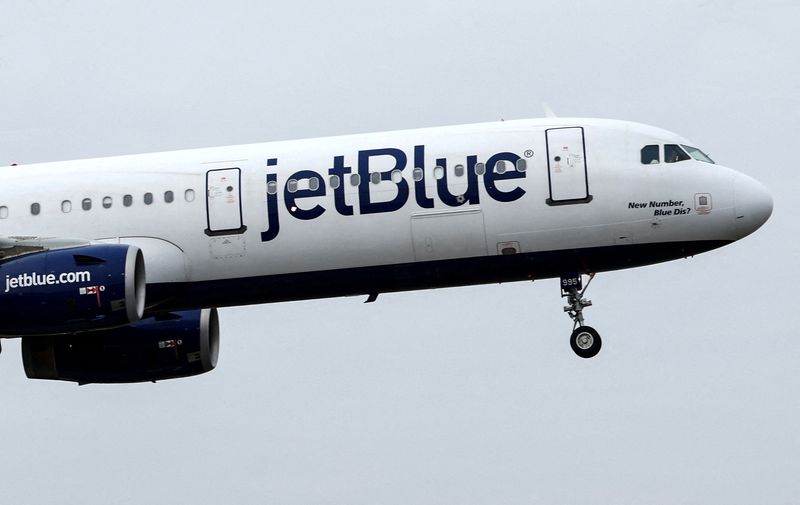 © Reuters. FILE PHOTO: A JetBlue Airways jet comes in for a landing after flights earlier were grounded during an FAA system outage at Laguardia Airport in New York City, New York, U.S., January 11, 2023. REUTERS/Mike Segar/File Photo