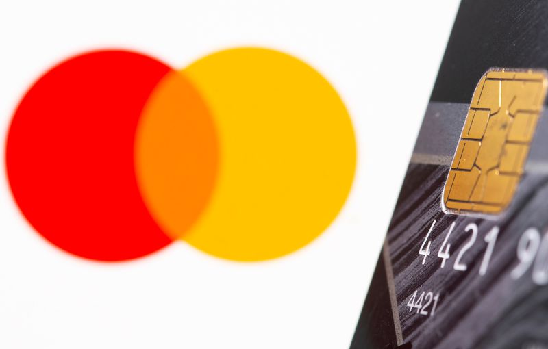 &copy; Reuters. Foto de archivo. Una tarjeta de crédito frente al logo de Master Card . Julio 15, 2021. REUTERS/Dado Ruvic/Illustration