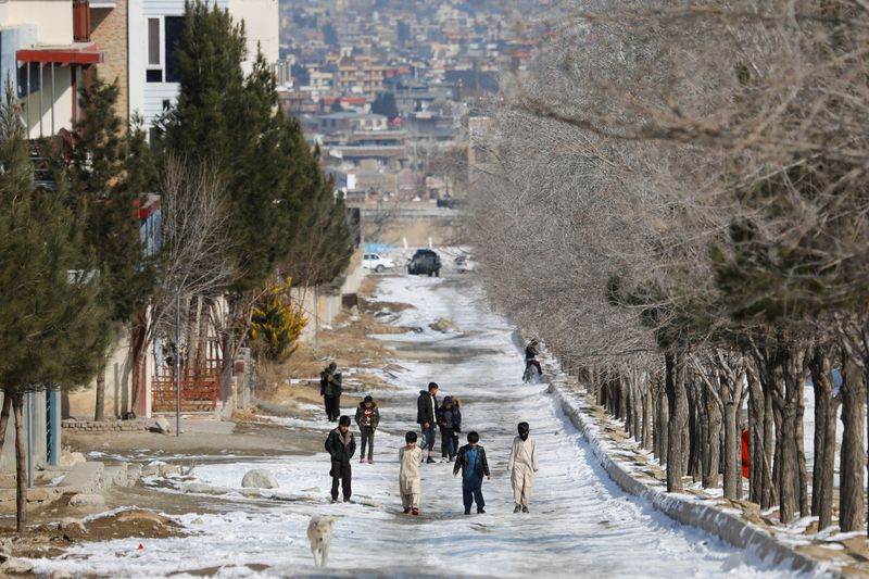 &copy; Reuters. Foto del jueves de personas en una calle nevada en Kabul 
Ene 26, 2023. REUTERS/Ali Khara