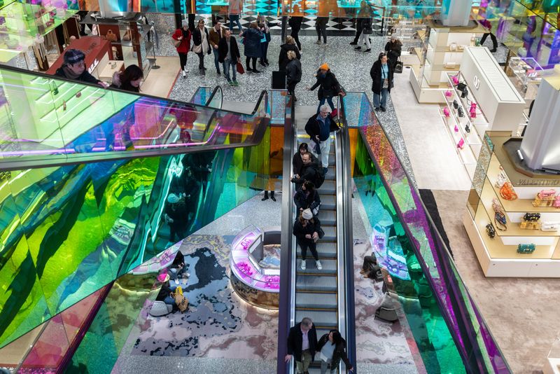 © Reuters. People ride escalator at Saks Fifth Avenue in New York City, U.S., December 4, 2022.  REUTERS/Jeenah Moon