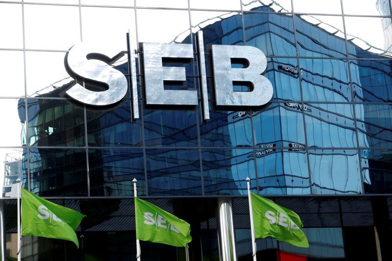 © Reuters. SEB bank sign is seen on the bank's building in Tallinn, Estonia December 1, 2019. REUTERS/Ints Kalnins